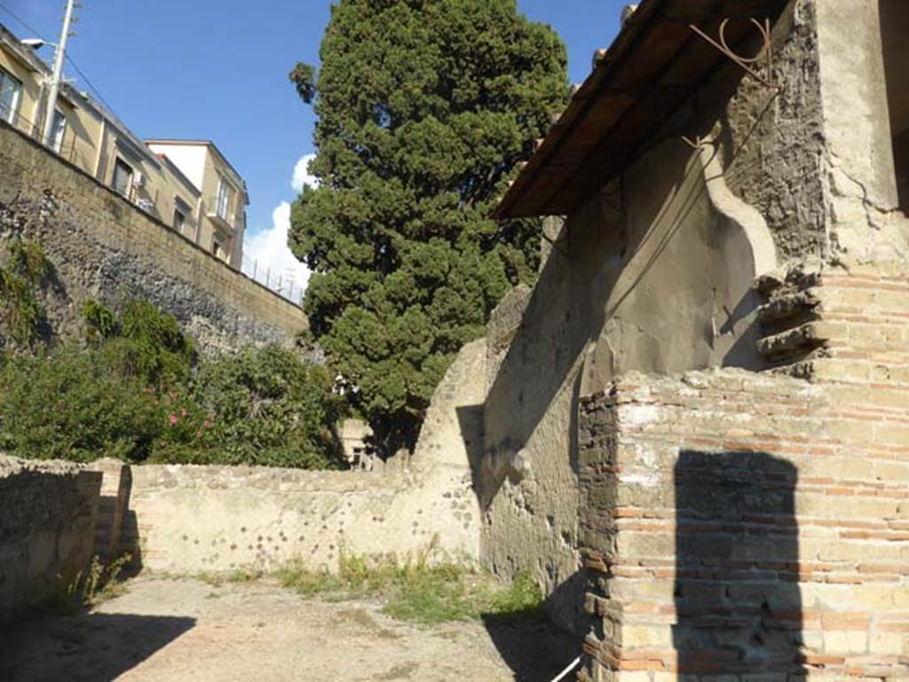 II.2 Herculaneum, September 2015. Looking towards remaining north, and east wall of rectangular exedra.
According to Barker – “In the triclinium, the pictures in the panels are larger.
On the central panel is represented Argos and Io, from which fresco the house takes its name.
On the side panels are two winged Victories.
The frieze at the bottom is very charming, representing hunting scenes and sea monsters.
These panels are unfortunately somewhat injured.
The ground of the lower part is black, and of the upper, white”.
See Barker, E.R. (1908). Buried Herculaneum, (p.162).
